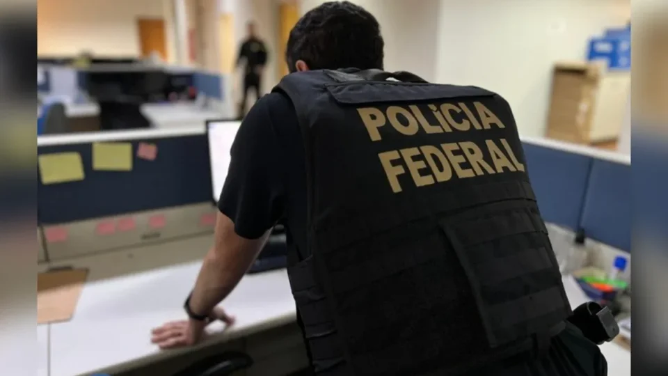 PF investiga se Flávio Bolsonaro fugiu à Argentina antes do STF