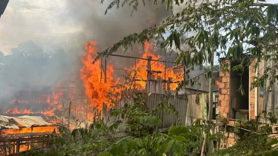 “Frango soltou banha e o fogo subiu”, diz dono de restaurante destruído por incêndio em Manaus