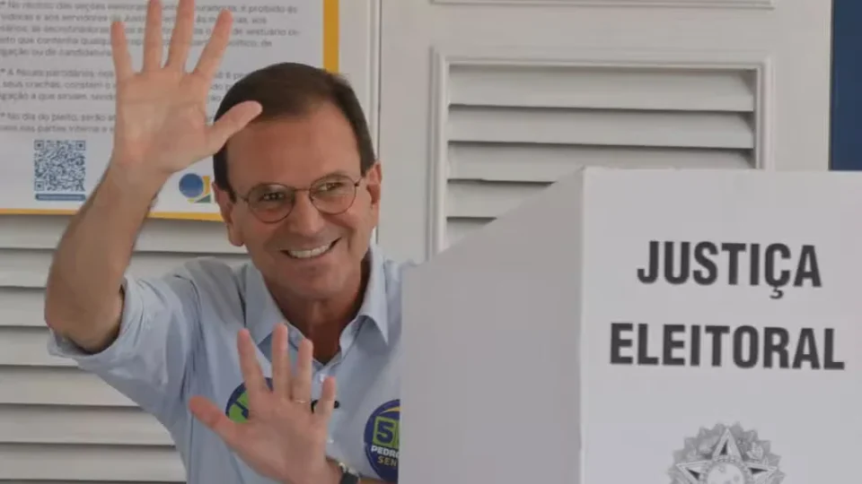 Eduardo Paes vota no Rio de Janeiro neste domingo