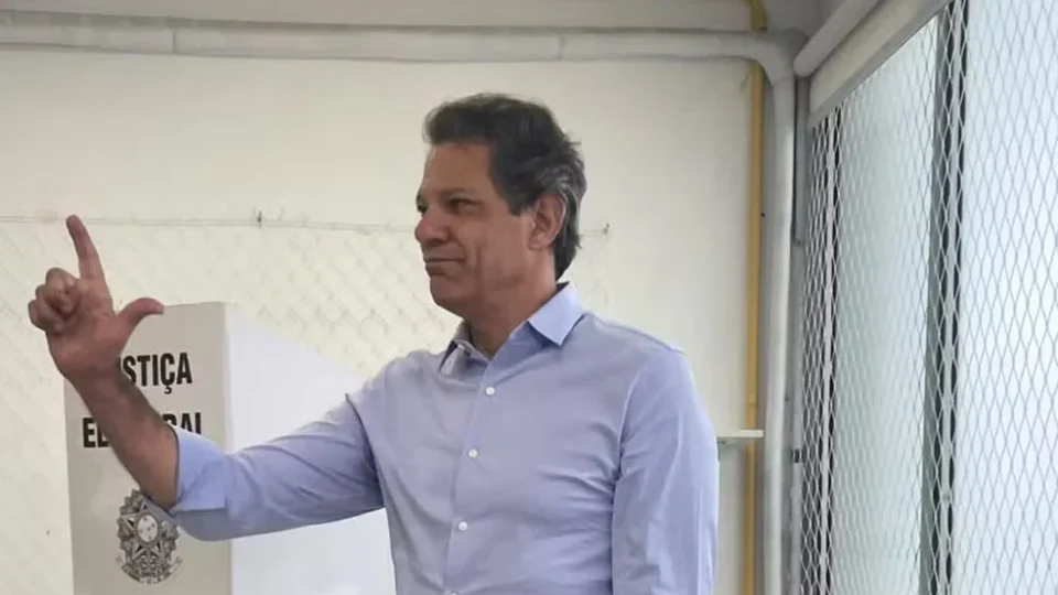 Haddad vota em São Paulo e diz deixar campanha com “espírito leve”