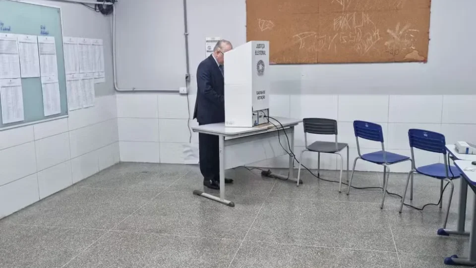 Presidente do STF, Edson Fachin vota em Brasília no primeiro turno