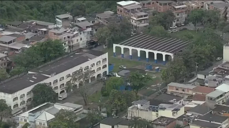 Criminosos trocam tiros com a PM em Curicica, na Zona Sudoeste do Rio