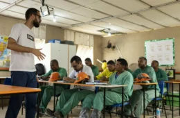 Empresas do Paraná transformam canteiros de obras e shoppings em salas de aula para funcionários