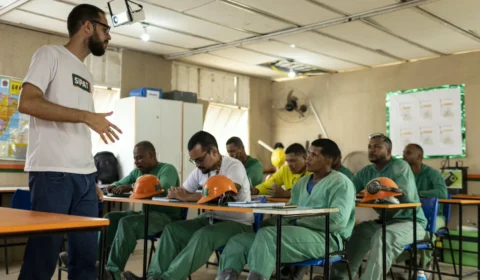 Empresas do Paraná transformam canteiros de obras e shoppings em salas de aula para funcionários