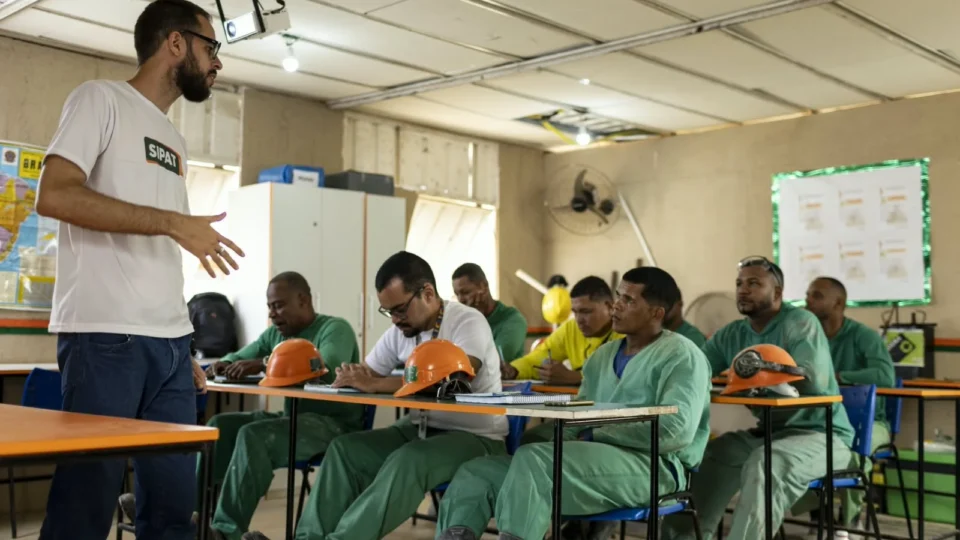 Empresas do Paraná transformam canteiros de obras e shoppings em salas de aula para funcionários