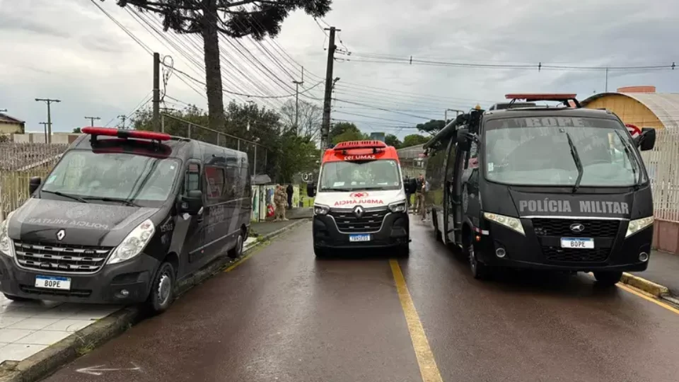 Homem invade creche em Curitiba, faz 13 crianças reféns e morre em ação policial