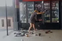 VÍDEO: Mulher armada com faca invade açougue no Rio, destrói produtos e causa prejuízo de R$ 25 mil