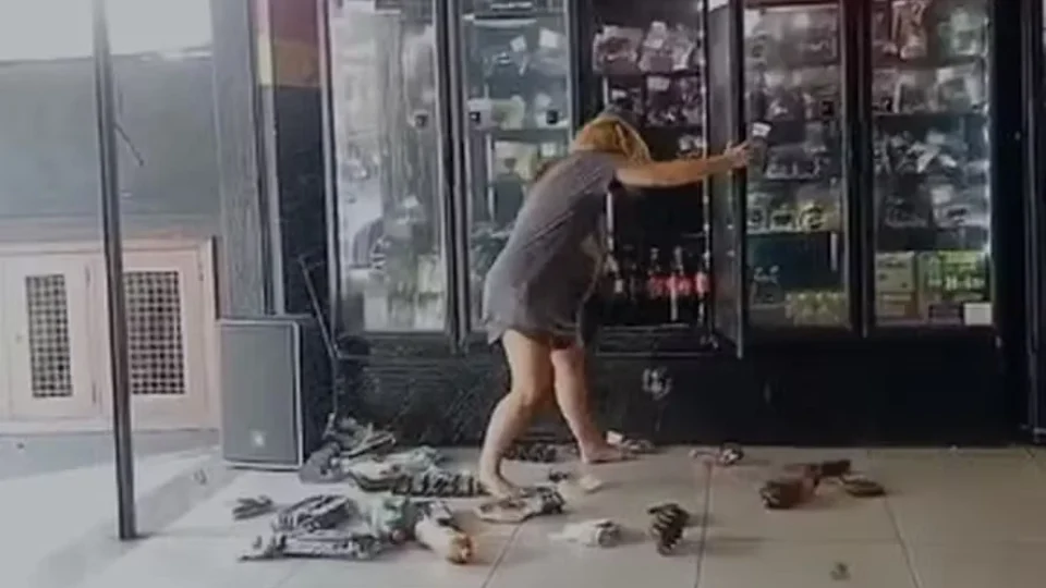 VÍDEO: Mulher armada com faca invade açougue no Rio, destrói produtos e causa prejuízo de R$ 25 mil
