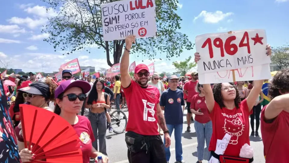 Apoiadores de Lula fazem “ato da virada” em Brasília antes do segundo turno