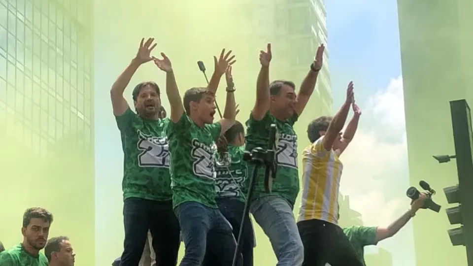 VÍDEO: Ato de Flávio Bolsonaro na Paulista reúne Tarcísio, Nikolas Ferreira, Pavanato e líderes do PL