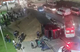 Caminhão tomba sobre dois carros em Suzano e três pessoas escapam sem ferimentos