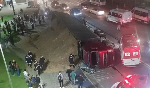 Caminhão tomba sobre dois carros em Suzano e três pessoas escapam sem ferimentos