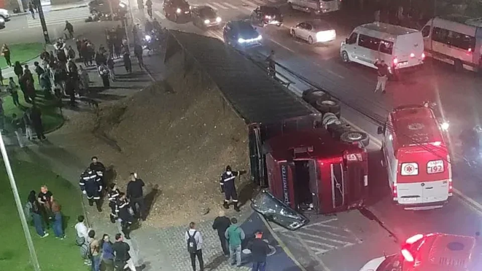 Caminhão tomba sobre dois carros em Suzano e três pessoas escapam sem ferimentos