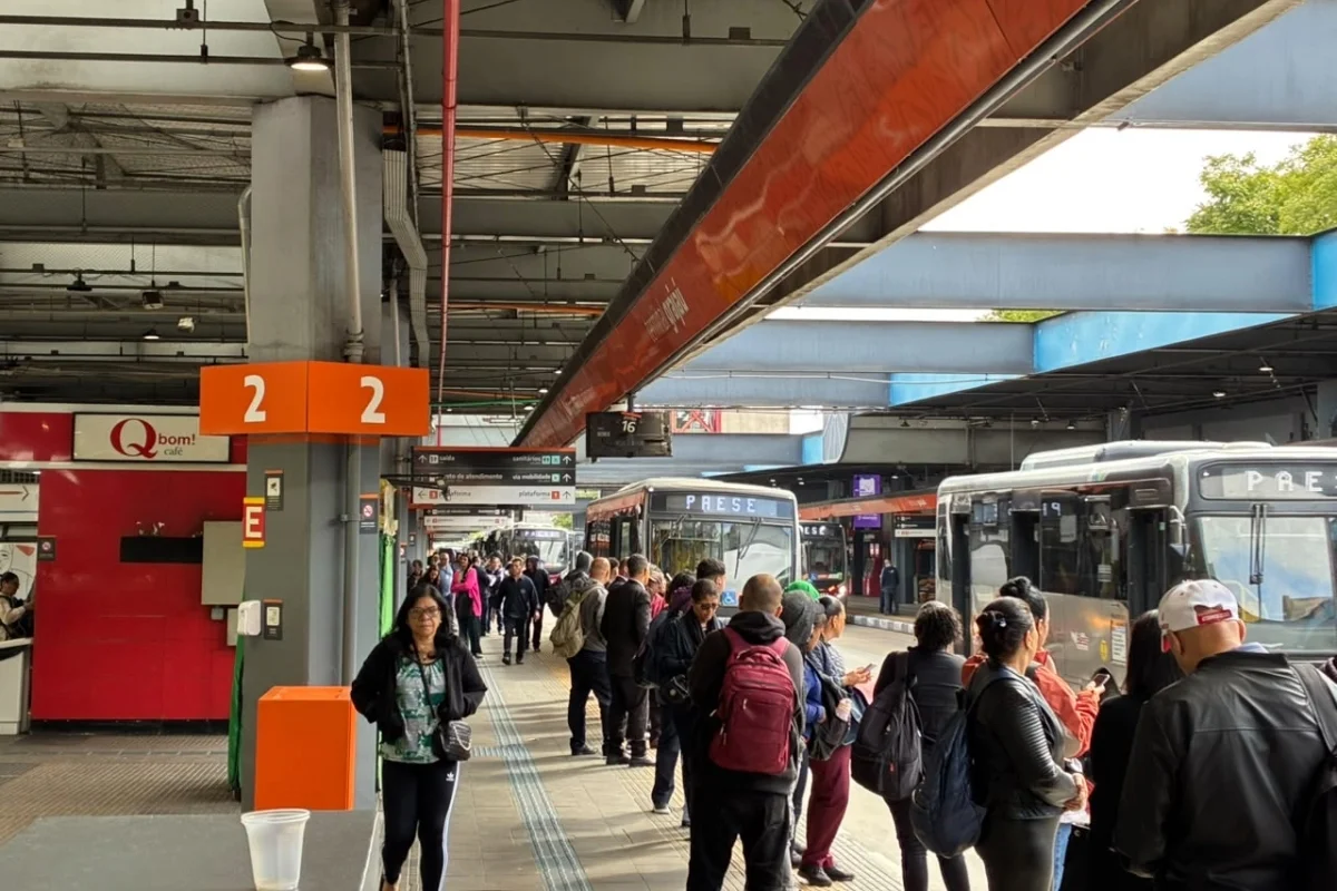 Apesar da greve, a CET manteve o rodízio municipal de veículos nesta segunda-feira. A restrição para automóveis com placas de final 1 e 2 continuou valendo nos horários habituais, das 7h às 10h e das 17h às 20h.