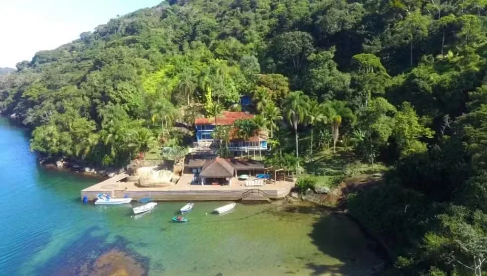 Willer, por sua vez, afirma que a aquisição realizada por sua empresa foi legítima. O advogado sustenta que Richarlison negociou com pessoas que não possuíam a propriedade legal do imóvel.