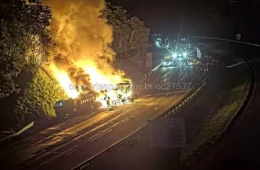 Carretas pegam fogo após colisão, e Rodoanel é interditado em SP