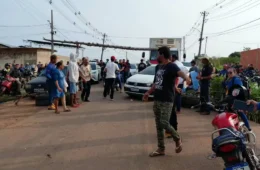 Moradores bloqueiam estrada de Porto Acre e cobram melhorias nas condições da via