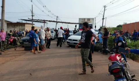 Moradores bloqueiam estrada de Porto Acre e cobram melhorias nas condições da via