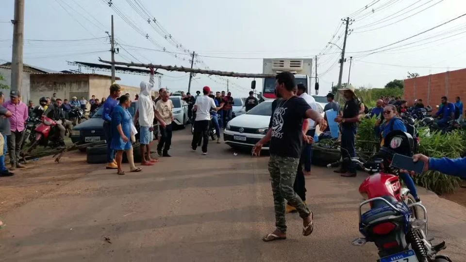 Moradores bloqueiam estrada de Porto Acre e cobram melhorias nas condições da via