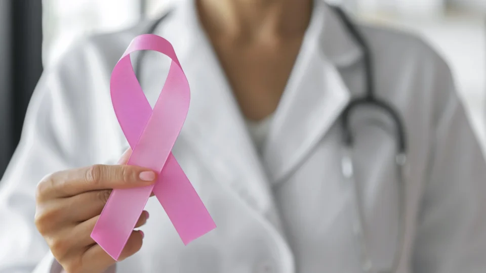 Mulheres com câncer podem receber benefício do INSS sem cumprir carência; veja como solicitar