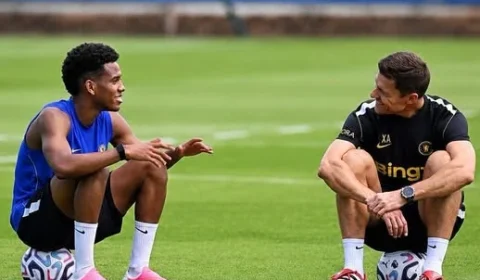 Xabi Alonso explica por que Estêvão joga pouco no Chelsea e descarta empréstimo