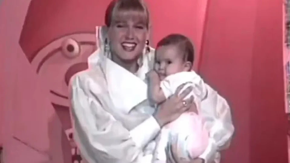 Vídeo de Lua Blanco bebê nos braços de Xuxa emociona fãs após morte da atriz